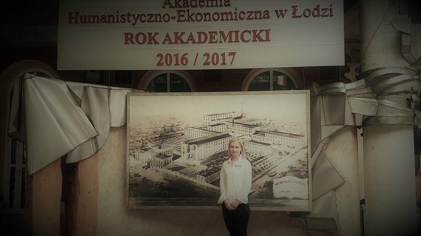 Wioletta Sołtysiak na tle makiety Akademii Humanistyczno-Ekonomicznej w Łodzi